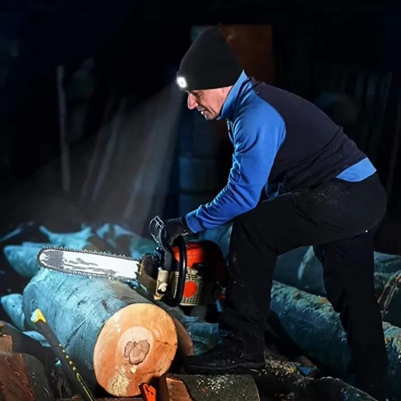 Zimowa czapka LED z latarką USB 🔦